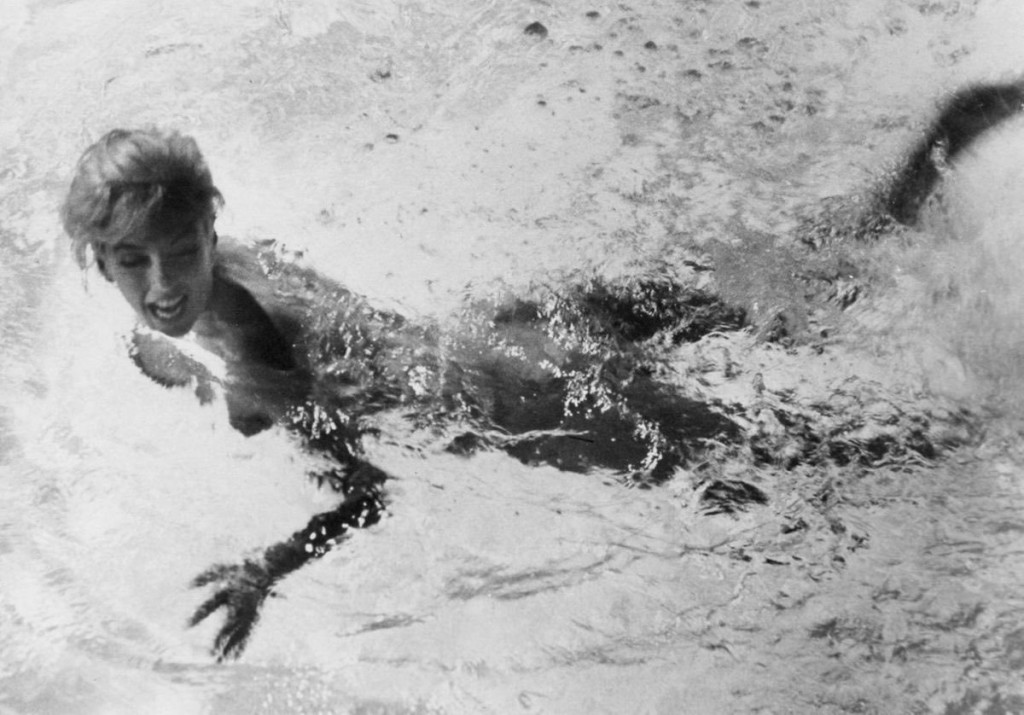 Мэрилин Монро Плавает В Бассейне – Что-То Должно Случиться (1962)